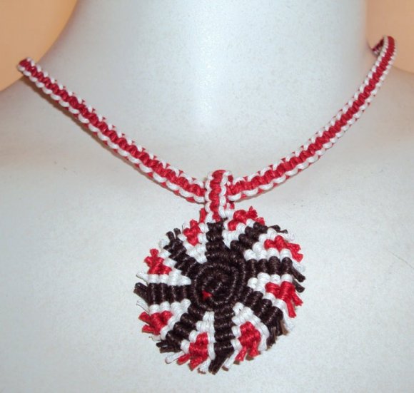 Collar rojo cafe y blanco adorno espiral