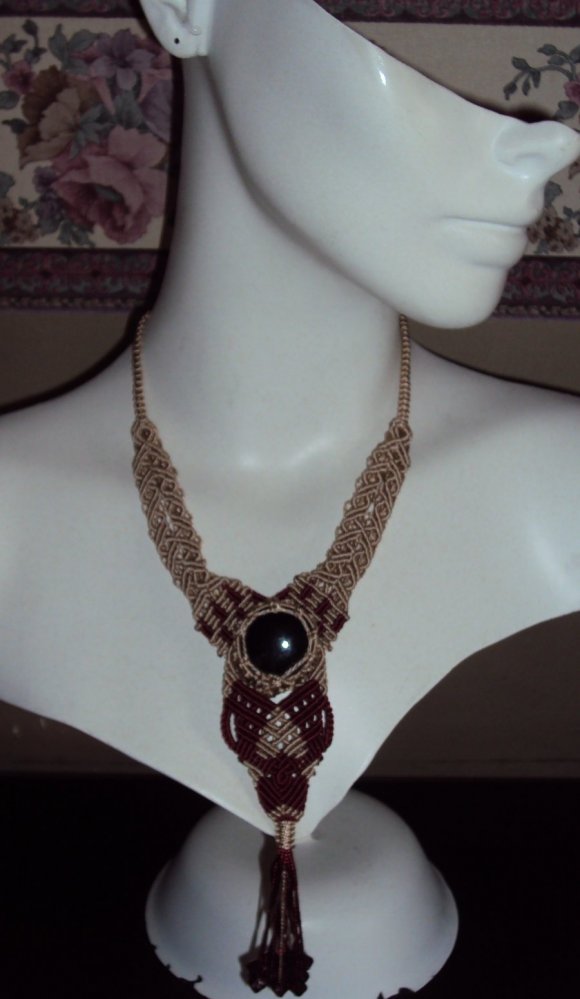Collar arena y vinotinto adornos oscuros