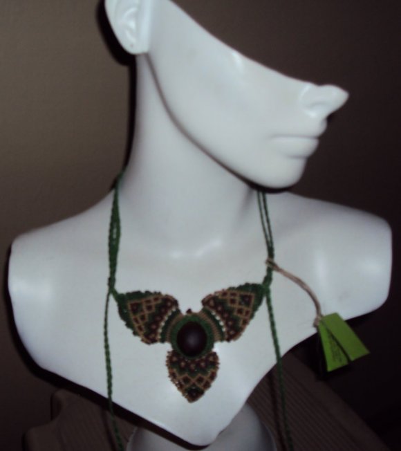 Collar verde, café y arena