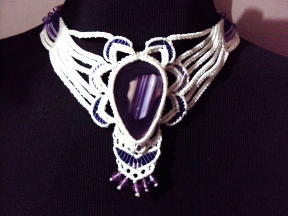 Gargantilla blanca con ágata violeta