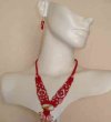 Collar rojo pepas blancas