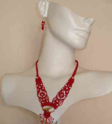 Collar rojo pepas blancas