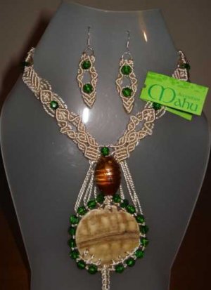 Collar crema y verde