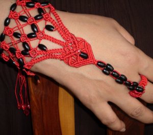 Pulsera con anillo roja pepas negras