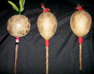 MARACAS y COLLARES DE HUAYRUROS