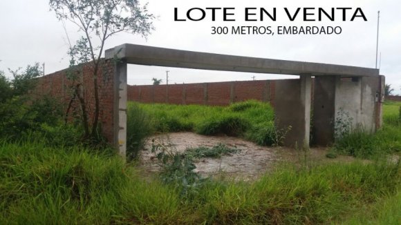 VENDO LOTE DE TERRENO: 300 M2 Embardado con instalación Sanitaria, Listo para Construir su casa. Ubicado al frente de Ciudad Satelite, a 5 cuadras detras del mercado Monumental en la Urbanización Motacu / SCZ - Bolivia