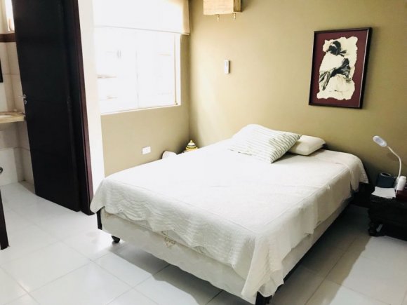 VENDO Hermoso y cómodo Depto de 3 dormitorios en suite. 120 m2 Living comedor, Baño de visitas, Cocina Americana, Dependencia de Servicio completa, parqueo amplio sirve para 2 autos, Zona Centro Edificio en excelente estado y nuevo